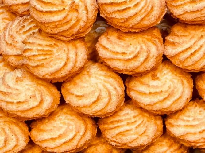 Tepside altın renkli Hindistan cevizli ezmeler